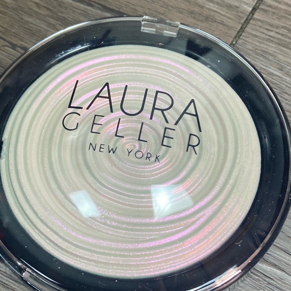 Laura Geller Baked Gelato Illuminating Highlighter in Diamond Dust - Picture 3 of 4